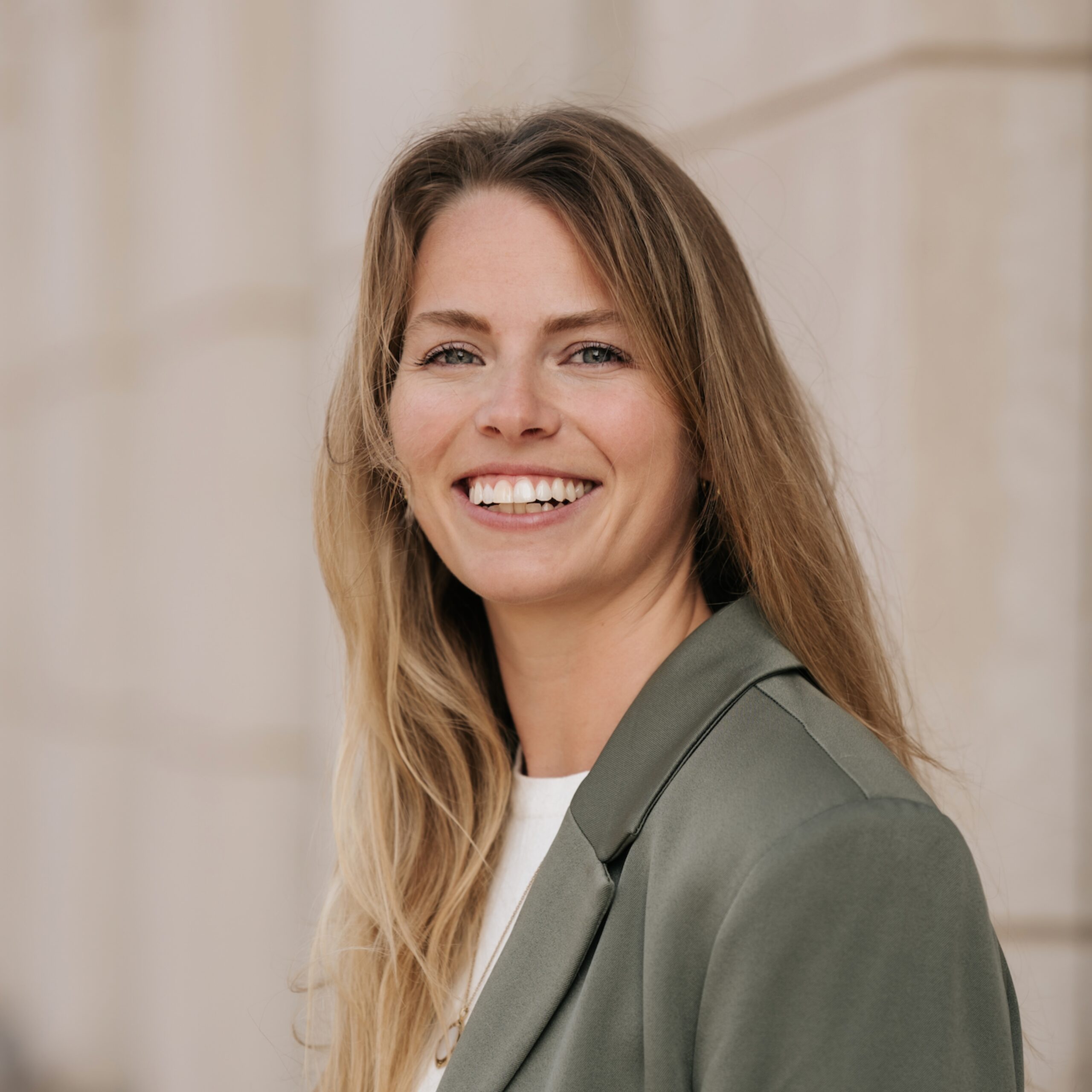 Iris Schrama, junior adviseur bij Transformist – met ervaring in de GGZ en focus op praktische oplossingen in zorg en sociaal domein